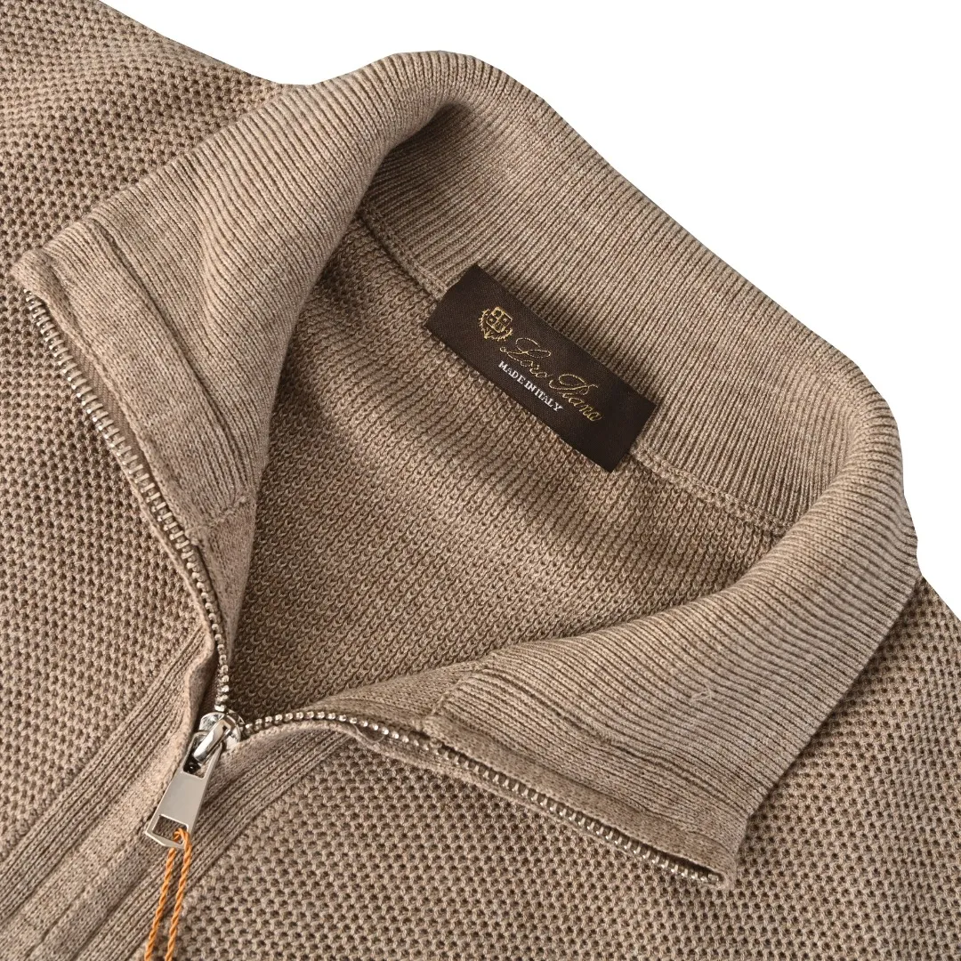 AP (higher version) LORO PIANA LP iron brand zipper knitted sweater jacket. The original version was purchased for 24900. It is made of original wool and mulberry silk blended material. The whole piece is made of honeycomb pique weave. The fabric has a grainy texture, is soft and waxy and has a breathable feel, so it won't make you sweat. Italian old money style men's knitted cardigan, honeycomb pique knitted texture, soft and skin-friendly fabric, comfortable and not stuffy on the upper body. Integrated woven rib placket, zipper embedded technology, the zipper is flat when closed, and the placket is free of bulging and deformation. The raised and fine ribbed stand-up collar is stable and prevents the collar from collapsing; the cuffs and hem are ribbed with the same material, making it less likely to loosen after being worn for a long time. The metal nameplate on the left chest is embellished with low-key recognition and no exaggerated printing. Size：M-XXL